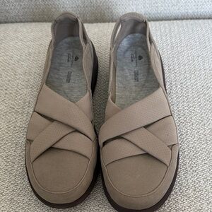 🥰Clarks Cloudsteppers Sillian Star Loafer Taupe Shoes
Size 8